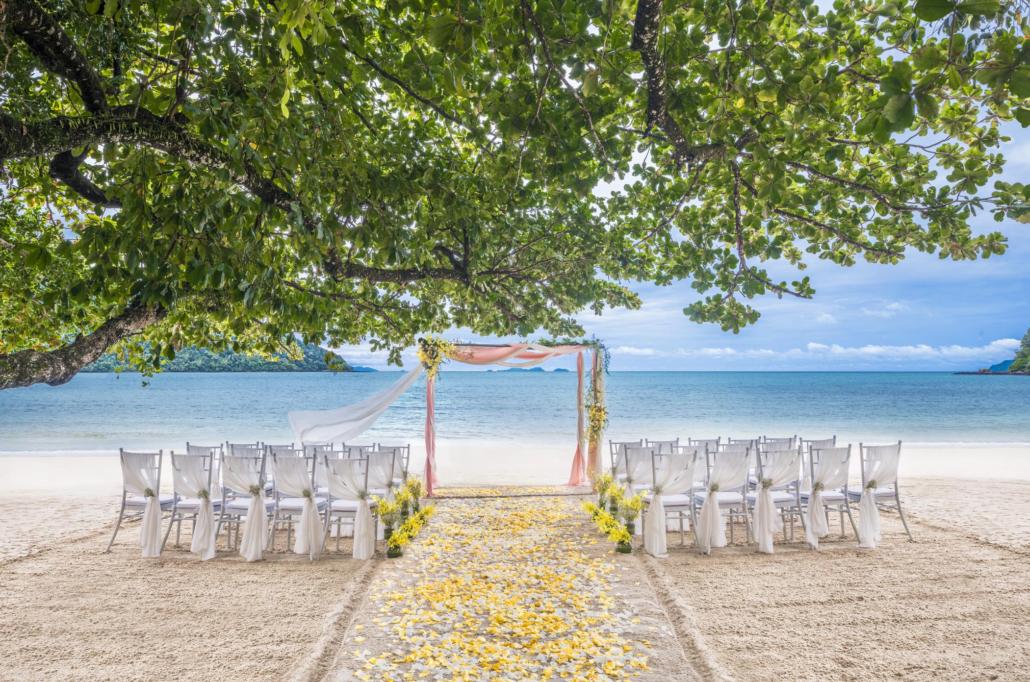 安达曼度假酒店-奢华精选 浮罗交怡 外观 照片 A beach wedding