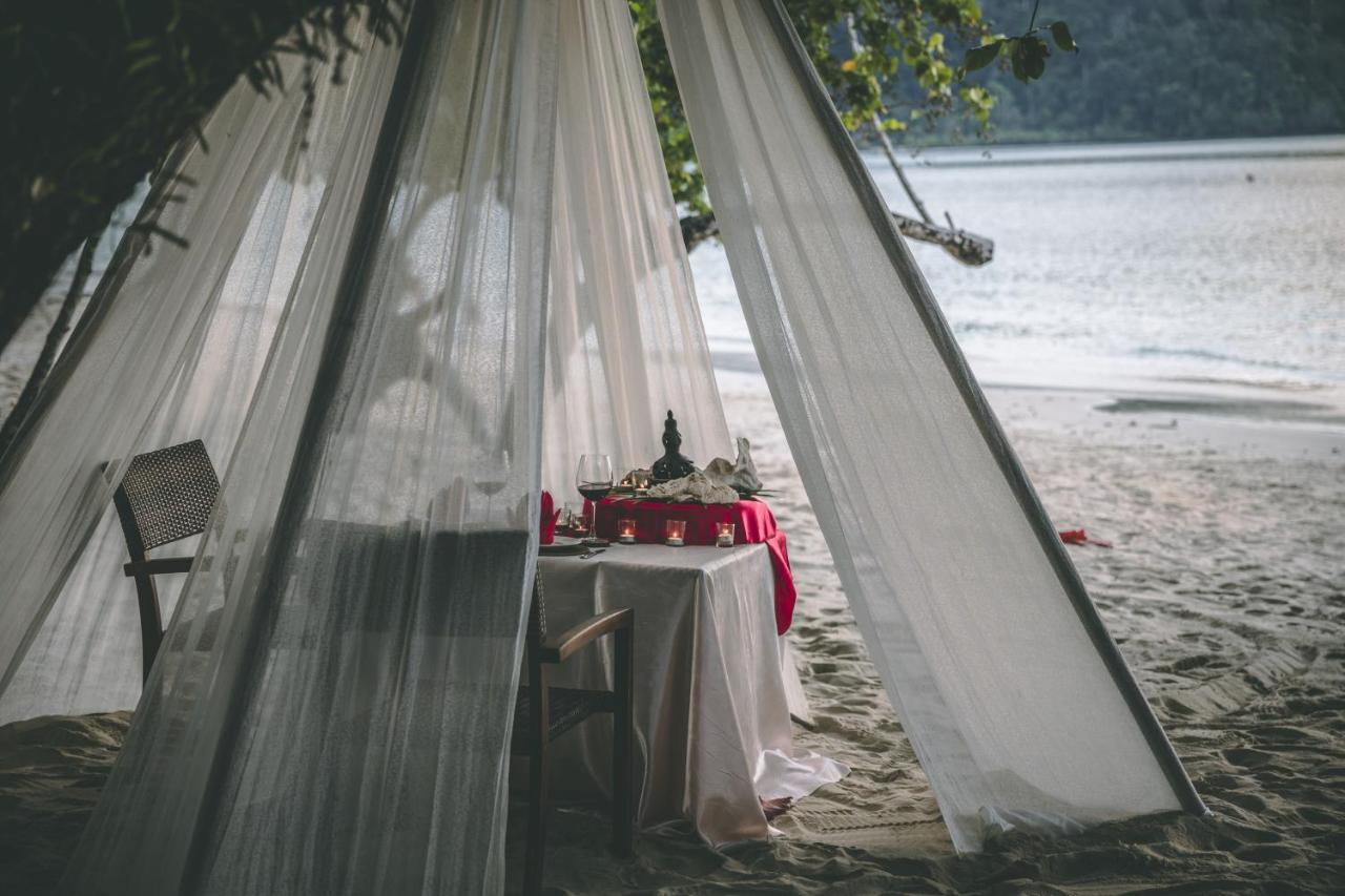 安达曼度假酒店-奢华精选 浮罗交怡 外观 照片 A romantic dinner on the beach