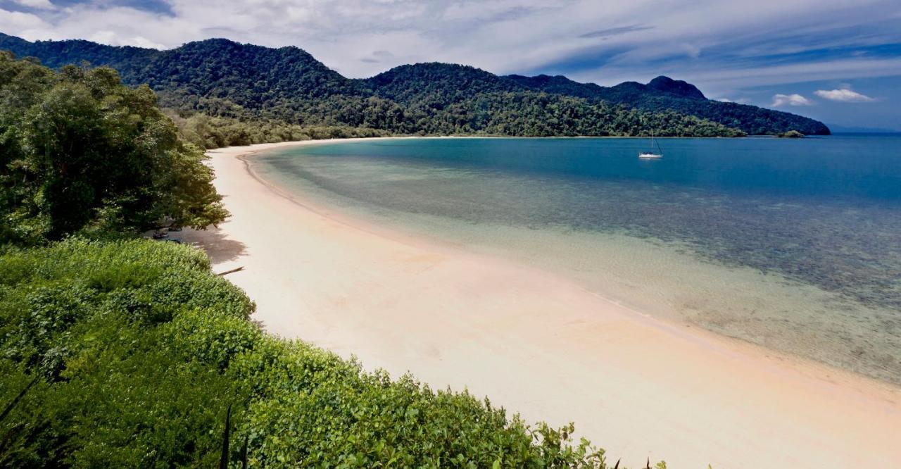 安达曼度假酒店-奢华精选 浮罗交怡 外观 照片 Beach at Tanjung Pulai